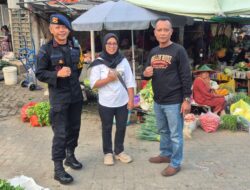 Paguyuban Sayur Plaosan Magetan Bersama Satbrimob Madiun Berbagi Sayur Mayur untuk Peringatan Maulid Nabi di Yayasan An Naja Madiun